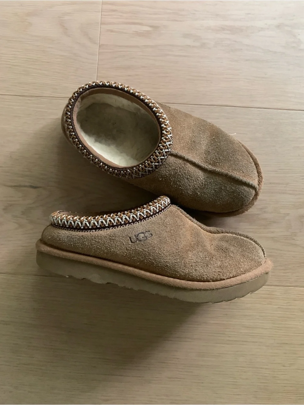 UGG Girls Brown Sheepskin Slip On Fur Lined Suede Cozy Winter Shoes Slippers